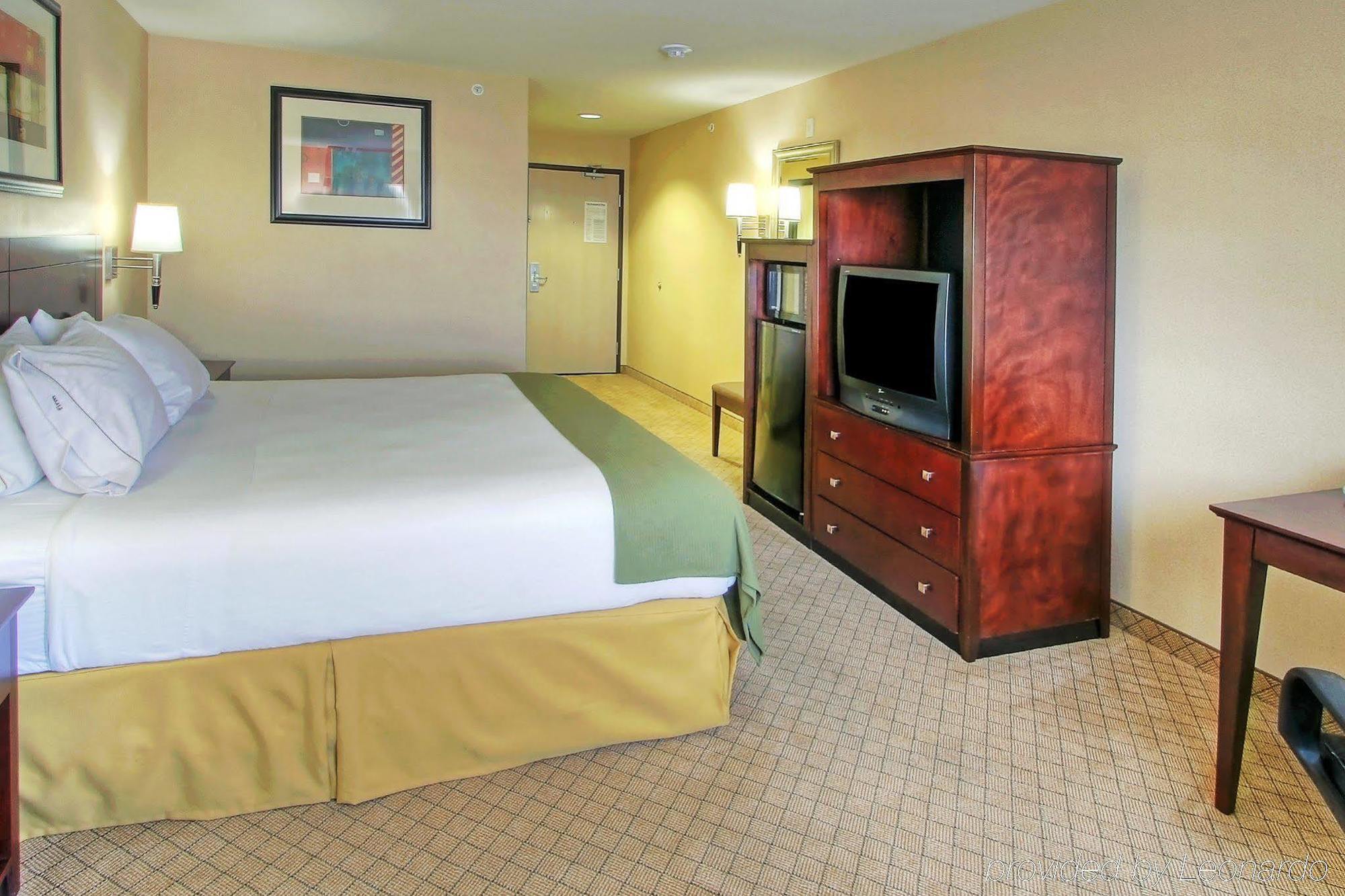 Holiday Inn Express & Suites Portales By Ihg Habitación foto